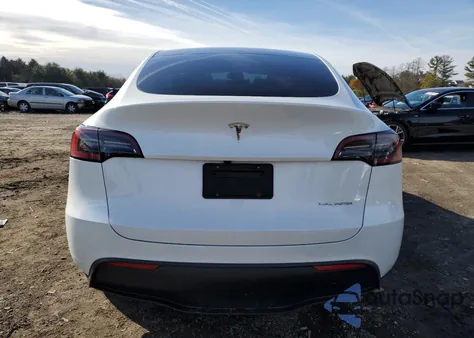 2024 Tesla Model Y из США, поврежденный, VIN 7SAYGAEE5RF064240